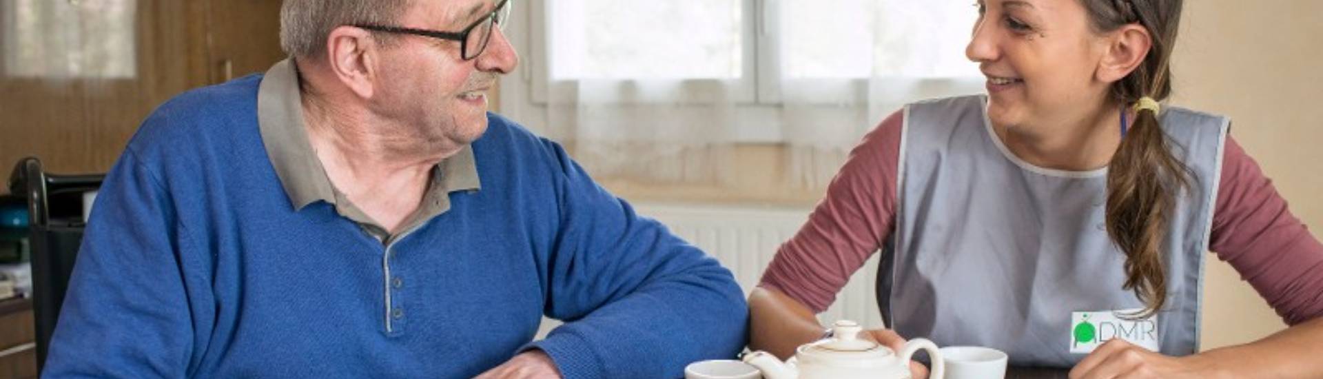 AIDE A LA TOILETTE AU LEVER AU COUCHER AU REPAS MENAGE REPASSAGE AIDE AUX SENIORS ACCOMPAGEMENT HANDICAP MAINTIEN AU DOMICILE