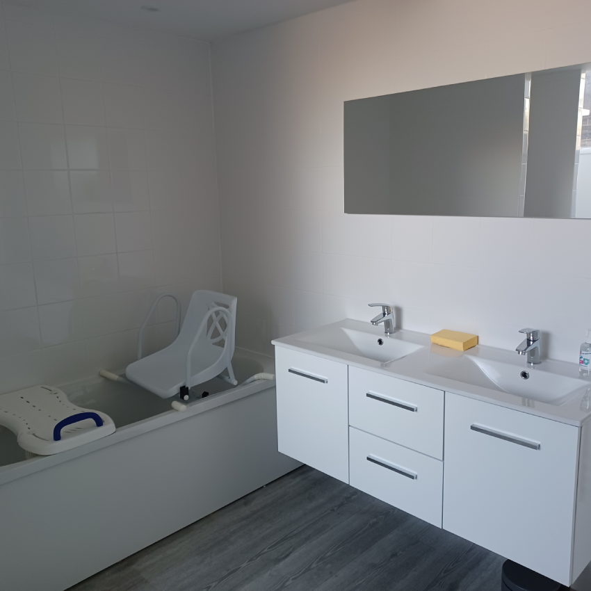 coin baignoire et lavabo